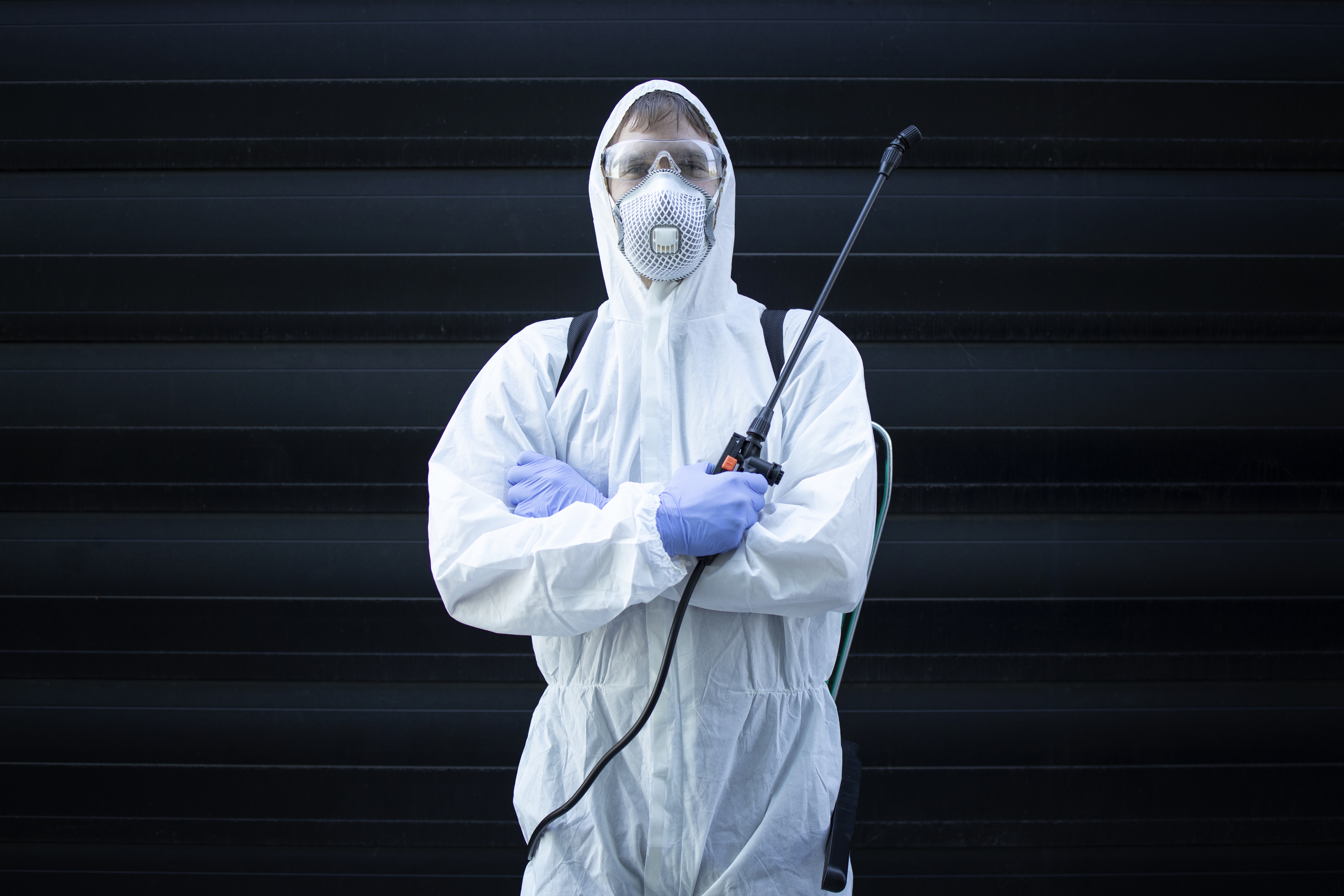 Image d'un Homme en combinaison technique d'extermination.